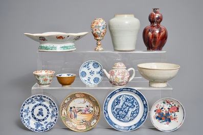 Een diverse collectie Chinees porselein, Ming en later