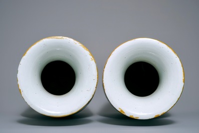 Une paire de vases en porcelaine de Chine famille rose &agrave; d&eacute;cor de figures, 19/20&egrave;me