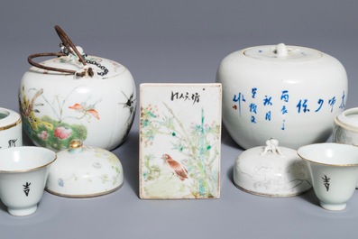 Een gevarieerd lot Chinees famille rose en qianjiang cai porselein, 19e eeuw