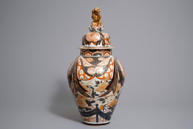 A large Japanese Imari vase and cover, Edo, 17/18th C.