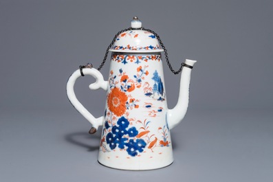 A Chinese Imari-style coffeepot and a famille rose Rockefeller plate, Qianlong and Jiaqing