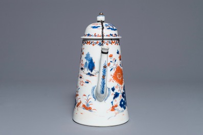 Een Chinese Imari-stijl koffiepot en een famille rose Rockefeller bord, Qianlong en Jiaqing