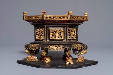 Un autel d'offerande en laque et bois dor&eacute; pour le march&eacute; Peranakan ou Straits, Chine, 19&egrave;me