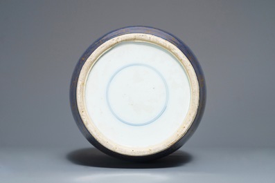 Un grand pot couvert en porcelaine de Chine bleu poudr&eacute; &agrave; d&eacute;cor dor&eacute;, 19&egrave;me