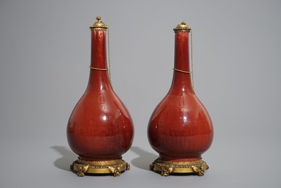 Une paire de vases en porcelaine de Chine sang de boeuf aux montures en bronze dor&eacute;, 19&egrave;me