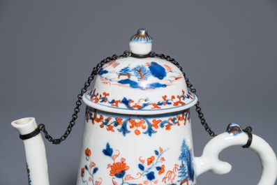 Een Chinese Imari-stijl koffiepot en een famille rose Rockefeller bord, Qianlong en Jiaqing