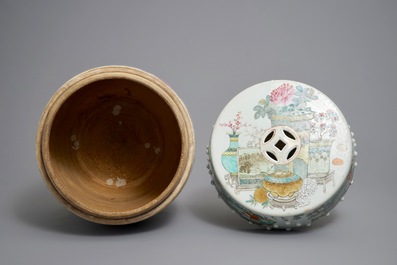 Un tabouret en porcelaine de Chine qianjiang cai &agrave; d&eacute;cor d'antiquit&eacute;s, 19/20&egrave;me