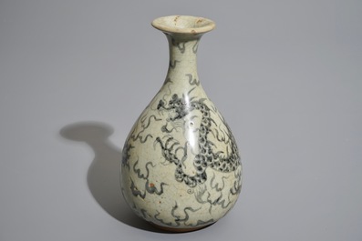 Un vase de forme bouteille &agrave; d&eacute;cor d'un dragon, Sawankhalok, Tha&iuml;lande, 17&egrave;me