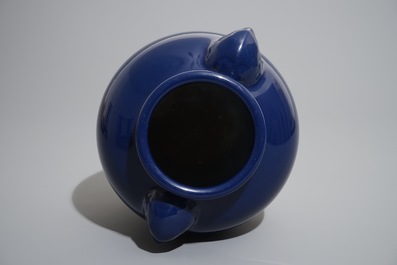 Un vase en porcelaine de Chine bleu monochrome aux anses en forme de t&ecirc;tes d'oiseaux, marque de Yongzheng, 18/19&egrave;me
