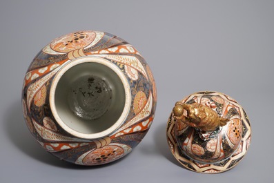 A large Japanese Imari vase and cover, Edo, 17/18th C.