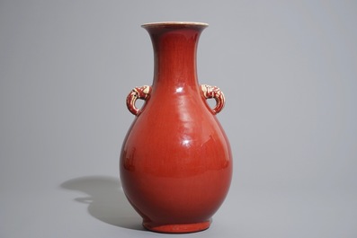 Un vase de forme yuhuchunping en porcelaine de Chine monochrome sang de boeuf, 18/19&egrave;me