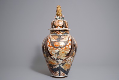 Un grand vase couvert en porcelaine Imari de Japon, Edo, 17/18&egrave;me