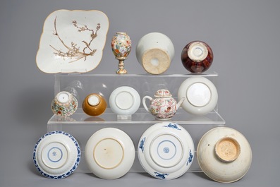 Een diverse collectie Chinees porselein, Ming en later