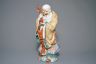 Een grote Chinese famille rose figuur van Shou Lao, 19/20e eeuw