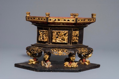 Un autel d'offerande en laque et bois dor&eacute; pour le march&eacute; Peranakan ou Straits, Chine, 19&egrave;me