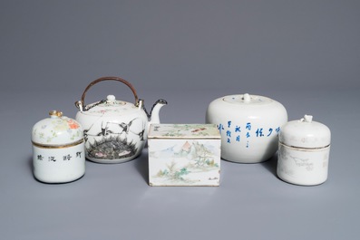 Een gevarieerd lot Chinees famille rose en qianjiang cai porselein, 19e eeuw