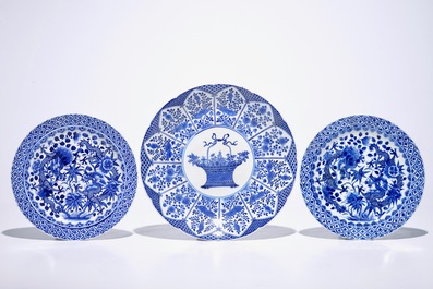 Six assiettes en porcelaine de Chine bleu et blanc et famille jaune, 19&egrave;me
