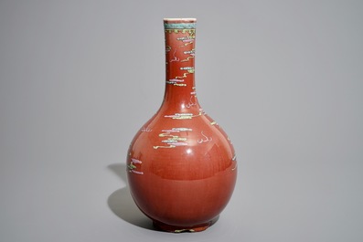 19世纪 粉彩长颈瓶