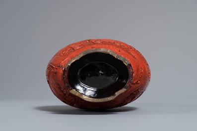 Un vase et une bo&icirc;te couverte de forme ronde en laque rouge, Chine, 19/20&egrave;me