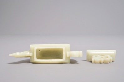 Une th&eacute;i&egrave;re 'dragon et ph&eacute;nix' en jade mont&eacute; d'argent, Chine, 19&egrave;me