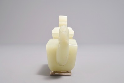 Une th&eacute;i&egrave;re 'dragon et ph&eacute;nix' en jade mont&eacute; d'argent, Chine, 19&egrave;me