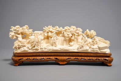 Un groupe en ivoire sculpt&eacute; d'une sc&egrave;ne de village, 1&egrave;re moiti&eacute; du 20&egrave;me