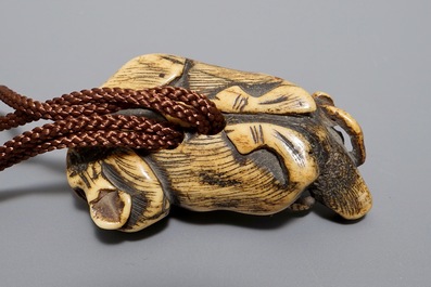 Trois inro en laque maki-e et bambou avec leurs ojime et netsuke, Japon, Meiji, 19/20&egrave;me