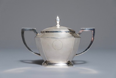 Een Chinees zilveren art deco theeservies op dienblad, Republiek, 1e helft 20e eeuw