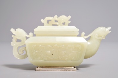 Une th&eacute;i&egrave;re 'dragon et ph&eacute;nix' en jade mont&eacute; d'argent, Chine, 19&egrave;me