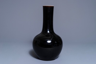 Un vase de forme bouteille en porcelaine de Chine noire monochrome, marque de Kangxi, 19&egrave;me
