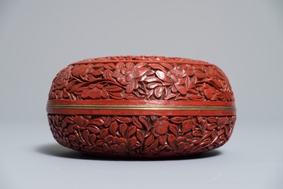 Een ronde Chinese dekselpot en een dekseldoos in rood lakwerk, &eacute;&eacute;n met Qianlong mark, 19/20e eeuw