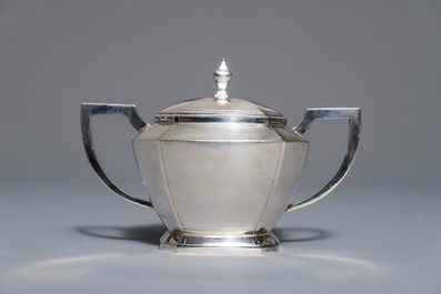 Een Chinees zilveren art deco theeservies op dienblad, Republiek, 1e helft 20e eeuw