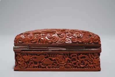 Un &eacute;tui &agrave; cartes en ivoire sculpt&eacute; et une bo&icirc;te couverte en laque rouge, marque de Qianlong, Chine, 19&egrave;me