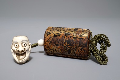 Drie Japanse maki-e en rood lakwerk inro met ojime en netsuke, Meiji, 19/20e eeuw