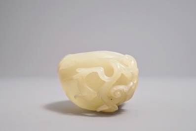 Un pot &agrave; eau en jade sculpt&eacute; et sa cuill&egrave;re, Chine, 19/20&egrave;me