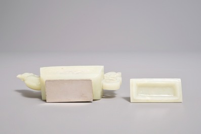 Une th&eacute;i&egrave;re 'dragon et ph&eacute;nix' en jade mont&eacute; d'argent, Chine, 19&egrave;me