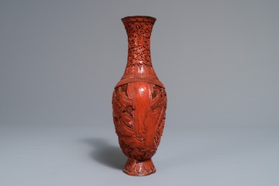 Een Chinese vaas en een ronde dekseldoos in rood lakwerk, 19/20e eeuw