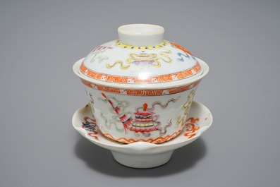 Trois vases et un bol couvert sur support en porcelaine de Chine famille rose, marques divers, 19/20&egrave;me