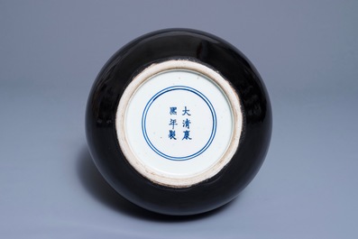 Un vase de forme bouteille en porcelaine de Chine noire monochrome, marque de Kangxi, 19&egrave;me