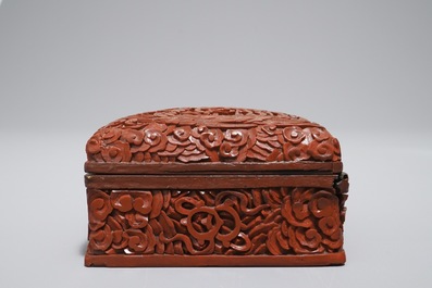 Un &eacute;tui &agrave; cartes en ivoire sculpt&eacute; et une bo&icirc;te couverte en laque rouge, marque de Qianlong, Chine, 19&egrave;me