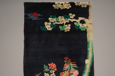 Een Chinees tapijt met een feniks en een kraanvogel, Republiek, 1e helft 20e eeuw