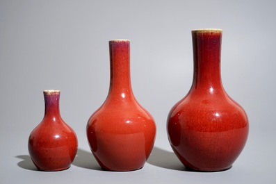 Trois vases de forme bouteille en porcelaine de Chine monochrome sang de boeuf, 19/20&egrave;me