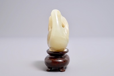 A Chinese carved jade model of a goose, 19/20th C.