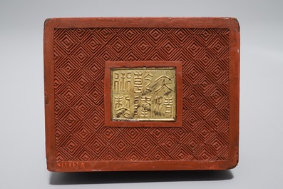 Un &eacute;tui &agrave; cartes en ivoire sculpt&eacute; et une bo&icirc;te couverte en laque rouge, marque de Qianlong, Chine, 19&egrave;me