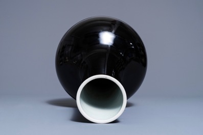 Een Chinese monochrome zwarte flesvormige vaas, Kangxi merk, 19e
