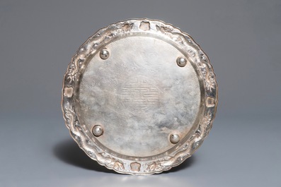 Een Chinees zilveren likeurstel met reli&euml;fdecor van draken, 19/20e eeuw
