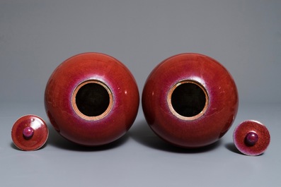Une paire de pots couverts en porcelaine de Chine sang de boeuf, 19&egrave;me