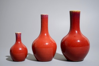 Trois vases de forme bouteille en porcelaine de Chine monochrome sang de boeuf, 19/20&egrave;me