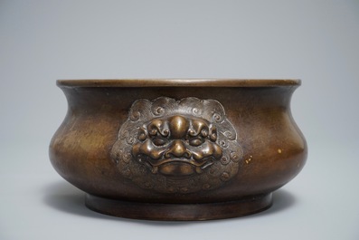 Un br&ucirc;le-parfum en bronze aux t&ecirc;tes de lion, marque de Xuande, 19/20&egrave;me