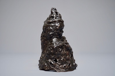 Un br&ucirc;le-parfum en forme de montagne en bronze patin&eacute;, Chine, 18/19&egrave;me